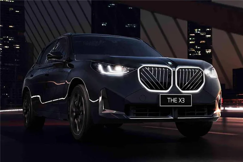 La BMW X3L guida l'anteprima della nuova auto al Chengdu Auto Show