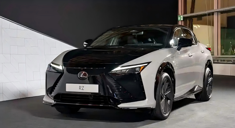 Lexus svela le immagini ufficiali del nuovo RZ con un volante riprogettato e un sistema di sterzo