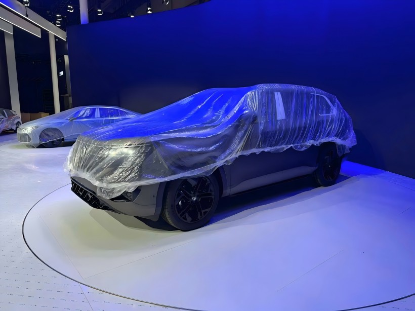 Esplorazione della sede al Show Auto Shanghai del 2025: sospetto veicolo Teramont Pro sintonizzato esposto, dotato di kit sportivo affumicato