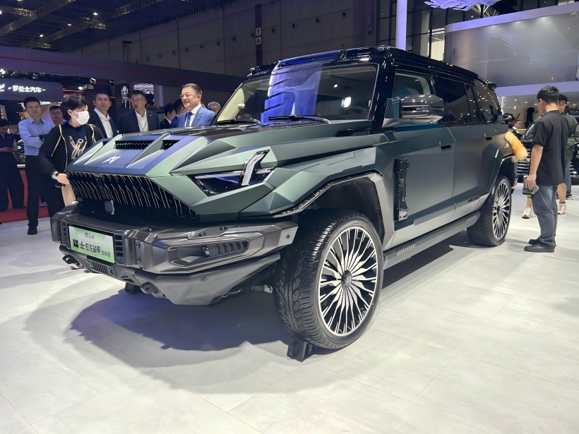 2025 SHANGHAI AUTO SHOW: The Mengshi 917 Jiaolong Battle Armor Long - Wheelbase Edition ha un prezzo di 1,098 milioni di yuan ed è limitato a 199 unità.