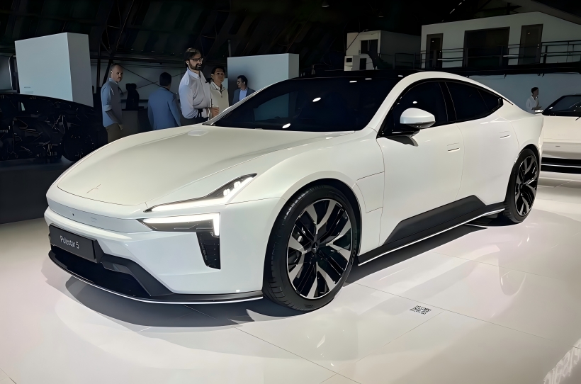 La Polestar 5, con una potenza massima di 884 cavalli, farà il suo debutto ufficiale al Salone Internazionale dell'Automobile di Monaco di settembre.