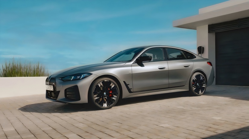 Riuscirà la nuova BMW i4 M60 a detronizzare la sua M3? Rilasciate le immagini ufficiali del nuovo modello, con la potenza massima aumentata a 601 cavalli.