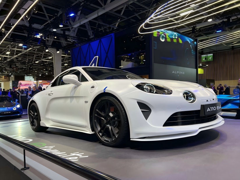 Svelato il teaser Alpine A110 EV; Lancio previsto per il 2026